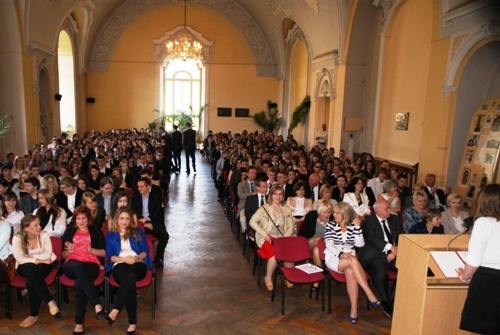 Ostatni dzwonek dla 12 tysięcy uczni&oacute;w legnickich szk&oacute;ł.  Jutro wakacje!